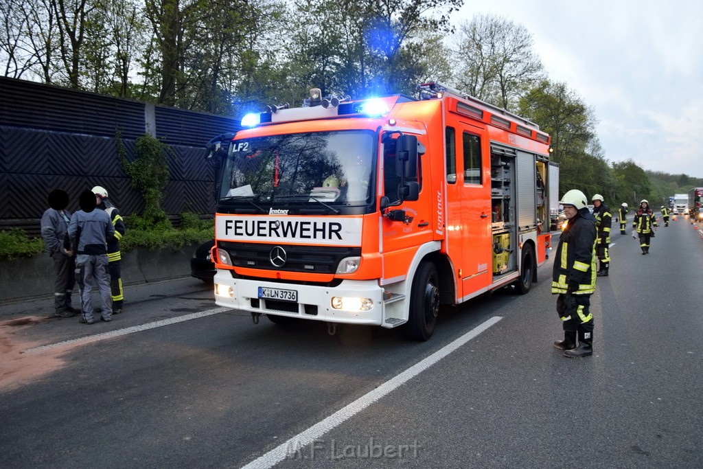 A 4 Rich Olpe vor Rodenkirchener Bruecke Heizoel LKW verliert Heizoel P11.JPG - Miklos Laubert